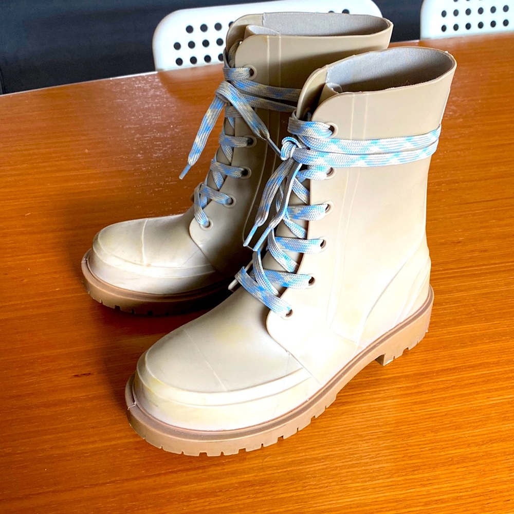Cougar Chelsea boot in “good” condition.